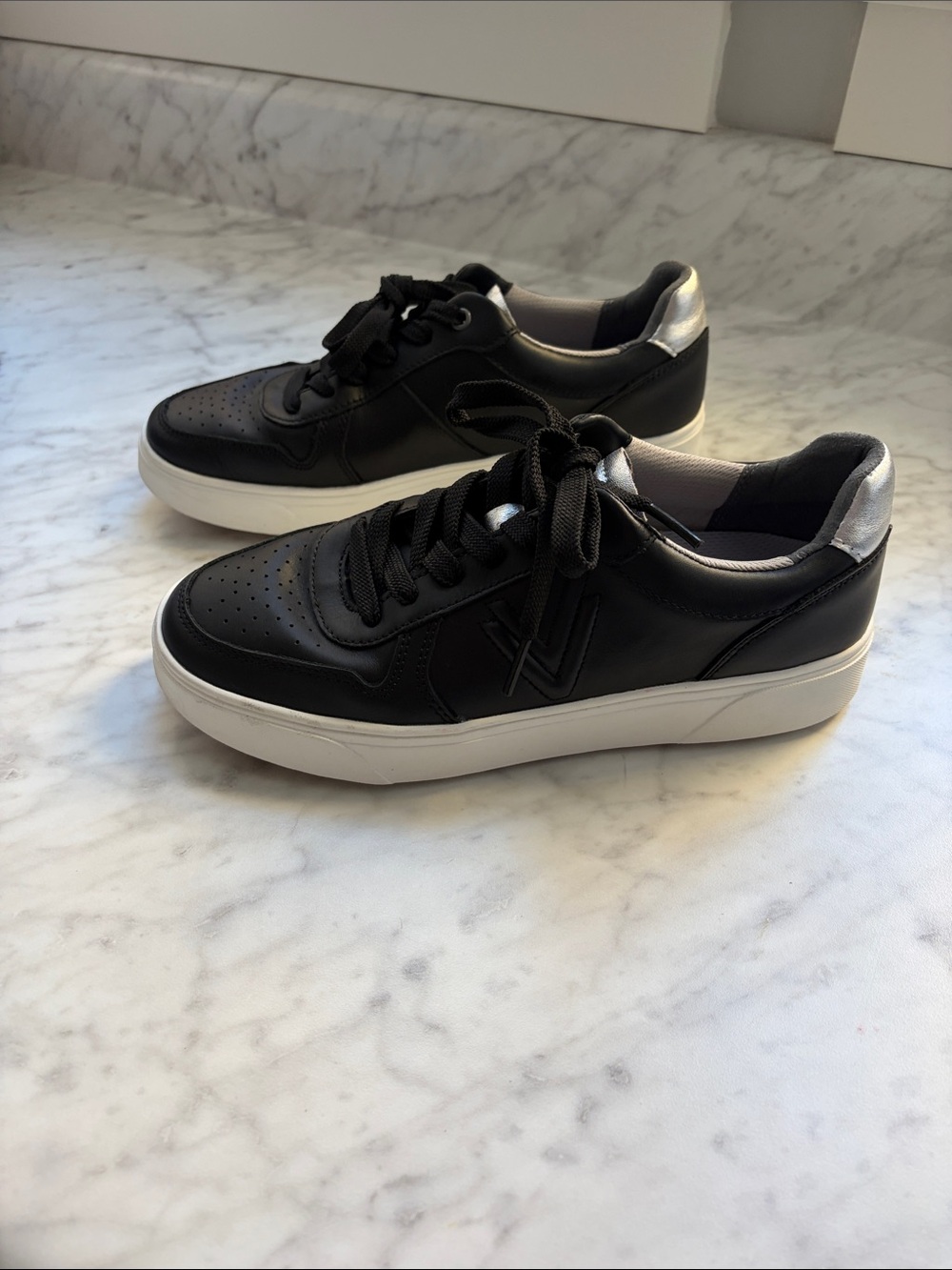 Vionic Kimmie Court  Sneakerd in Black/Silver Leather size 8M